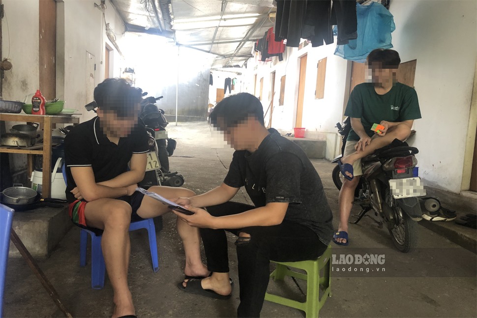 Sinh viên N.V.Th. (giữa) cảm thấy phiền hà khi đăng ký làm tạm trú phải nộp photocopy sổ đỏ của chủ trọ. Ảnh: Nguyễn Hoàn.