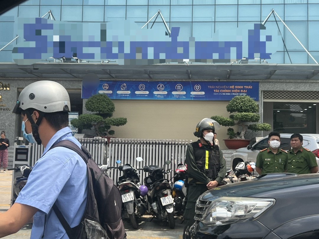 Lực lượng chức năng khám xét trụ sở F88 trên đường Nguyễn Oanh, Gò Vấp. Ảnh: Thọ Hoàng