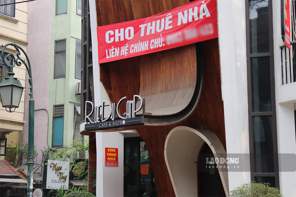Tại trung tâm Hà Nội, nhiều mặt bằng bán lẻ như phố Điện Biên Phủ, Hàng Khay, Hàng Bông, Nguyễn Thái Học,... bắt đầu xuất hiện nhiều băng rôn quảng cáo chào thuê mặt bằng.