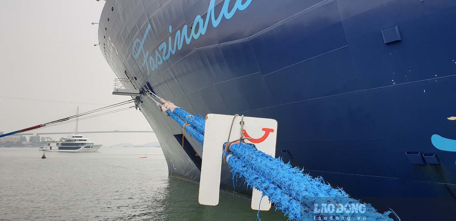 Tàu Mein Schiff 5 neo đậu tại vịnh Hạ Long một ngày, trước khi rời đi Hong Kong. Ảnh: Nguyễn Hùng