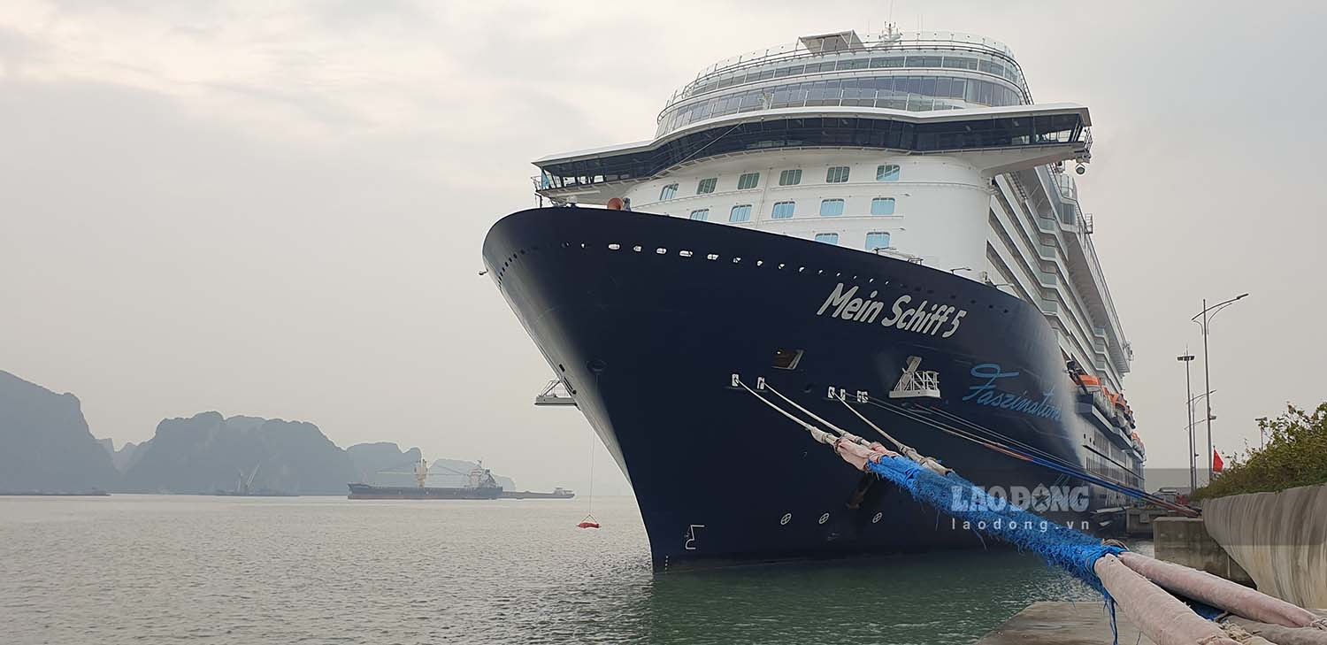 Tàu Tàu Mein Schiff 5 có chiều cao tương đương với tòa nhà 14 tầng. Ảnh: Nguyễn Hùng