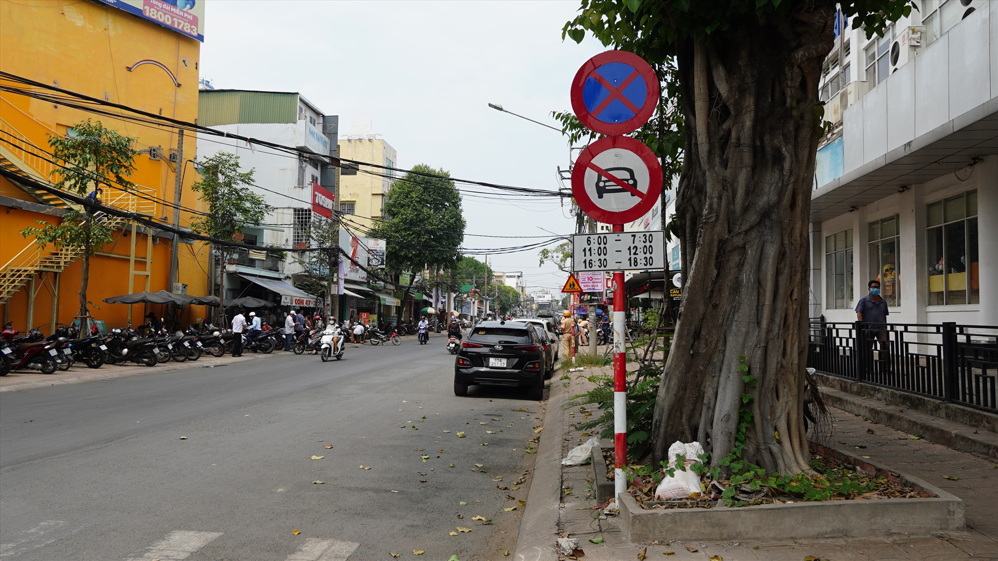 Ghi nhận của Lao Động, từ 11h – 12h ngày 6.3, hàng chục chiếc xe ô tô đi vào đường cấm giờ cao điểm, đậu dưới biển cấm bị lực lượng CSGT quận Ninh Kiều xử lý.