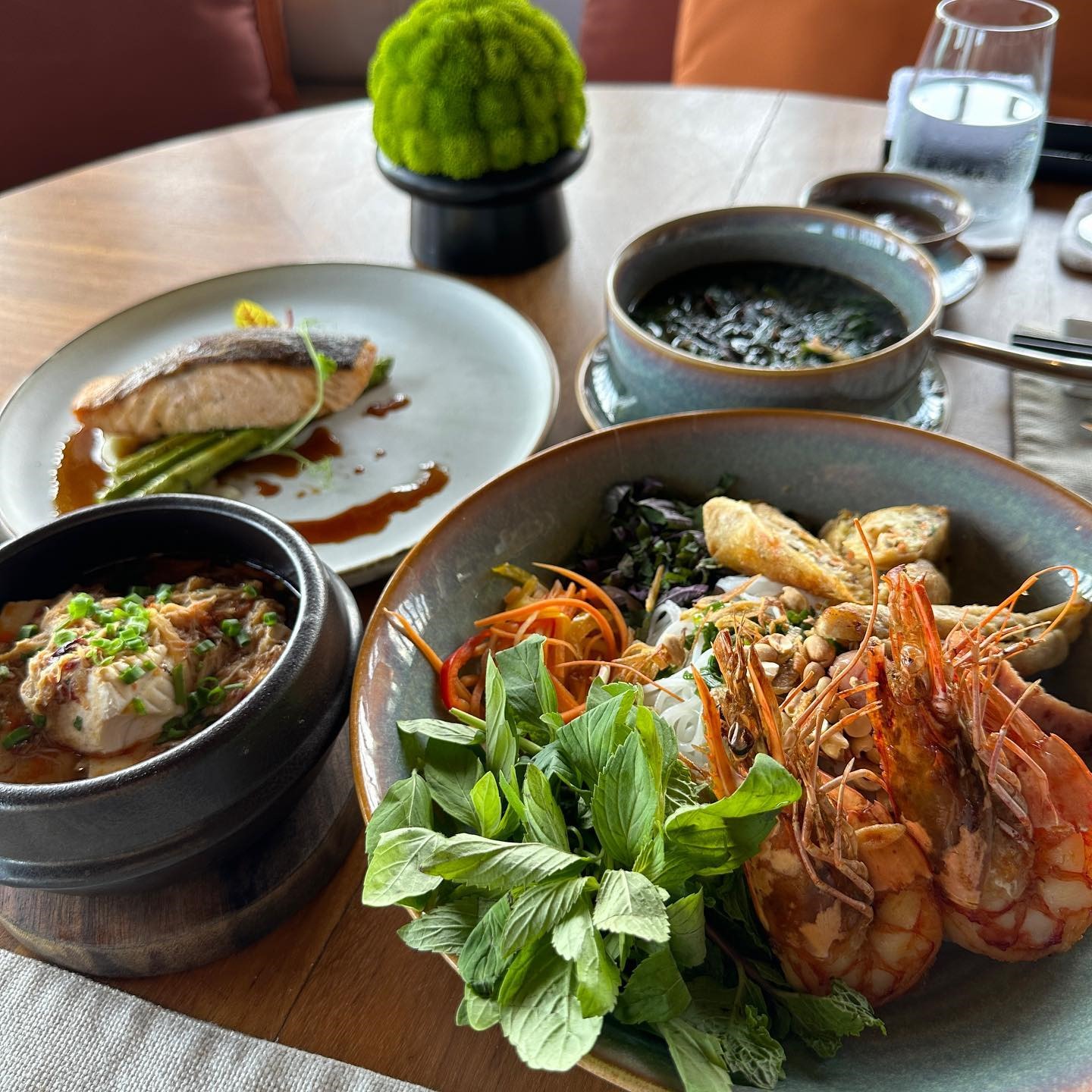 Woonsen Virithipa thưởng thức rất nhiều món ăn từ đồ Âu đến các món ăn truyền thống của Việt Nam. Ảnh: Facebook nhân vật
