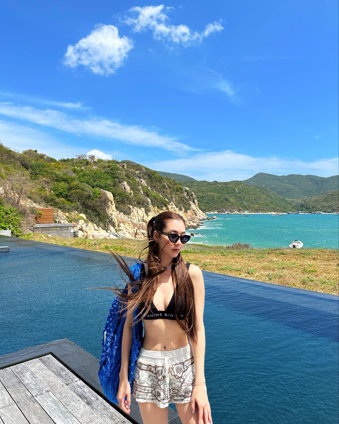 Khu nghỉ dưỡng nằm ở vị trí đắc địa, view nhìn thẳng ra vịnh Vĩnh Hy. Ảnh: Facebook nhân vật