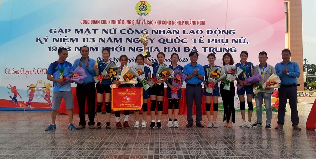 CĐCS Công ty TNHH Happy Furniture (Việt Nam) nhận vô địch giải bóng chuyền.Ảnh: Xuân Quang