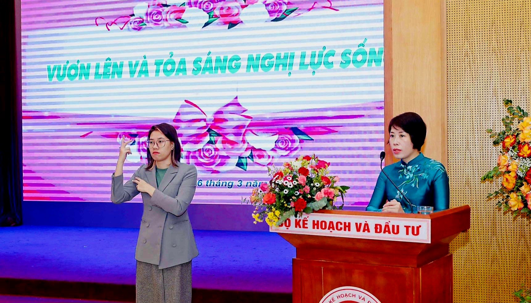 Thứ trưởng Nguyễn Thị Bích Ngọc chia sẻ về bảo trợ của Bộ KHĐT với 8 nhóm yếu thế. Ảnh: V.Long