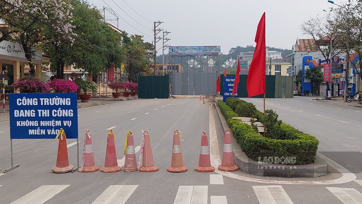 Đóng đường Trần Đăng Ninh để phục vụ thi công. Ảnh: Văn Thành Chương