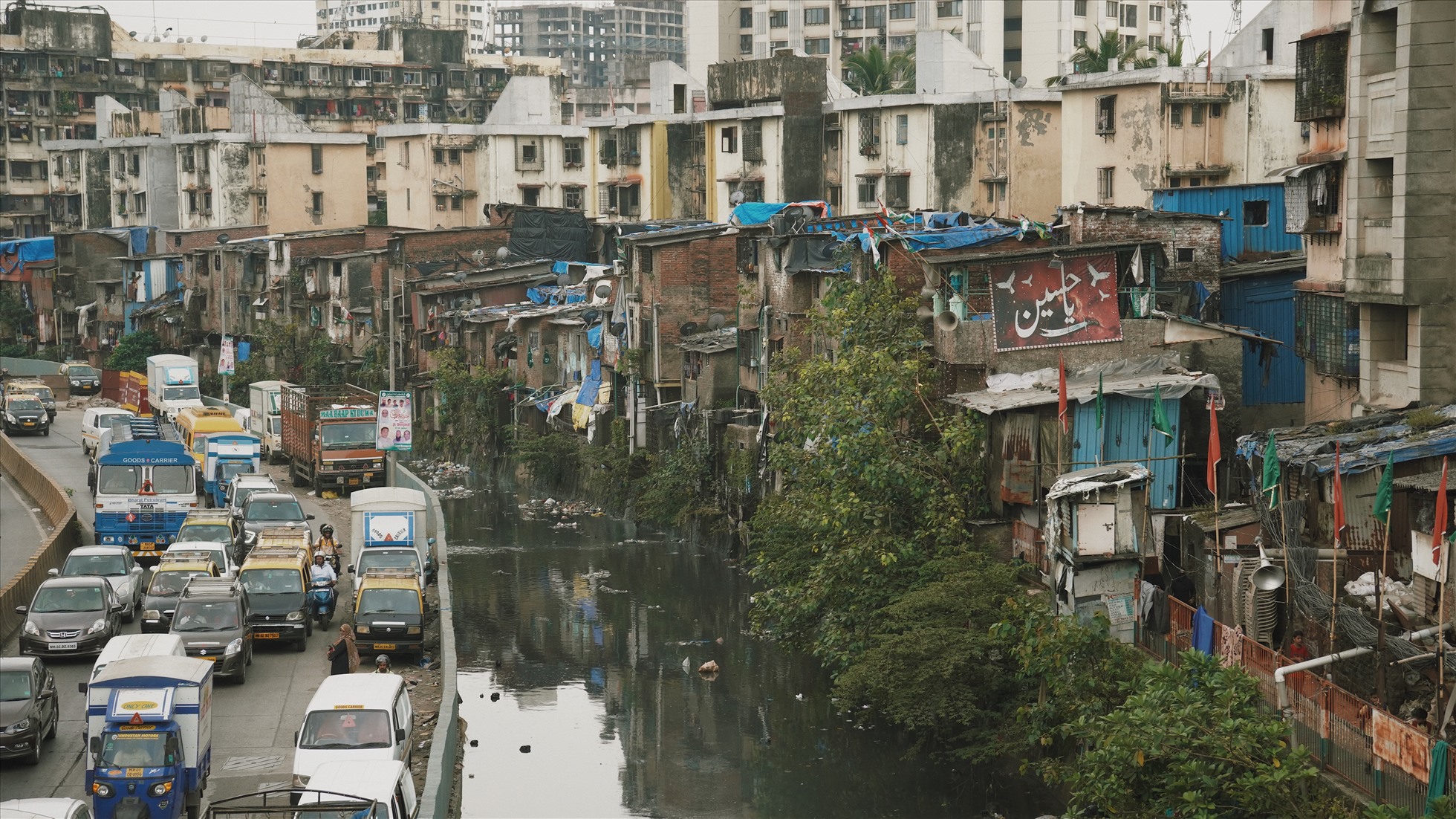Do vị trí đặc địa của Dharavi, những dự án phát triển khu đất 2,2km² này hứa hẹn mức lợi nhuận cao và hấp dẫn. Tháng 11.2022, tỉ phú Gautam Adani, người giàu nhất Châu Á sở hữu khối tài sản hơn 130 tỉ USD, thắng thầu để tái phát triển khu ổ chuột này. Toàn bộ dự án được ước tính trị giá lên tới 2,4 tỉ USD.