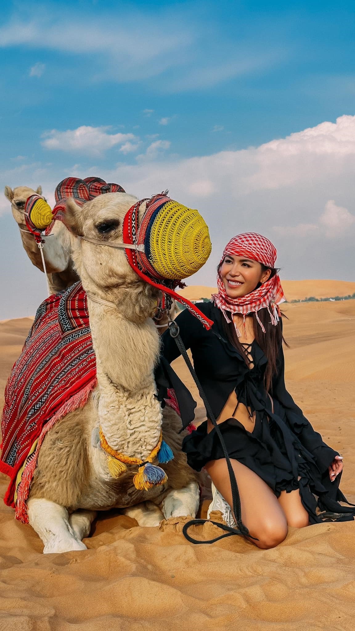 Người đẹp đi giày thể thao để hoàn thiện outfit của mình.