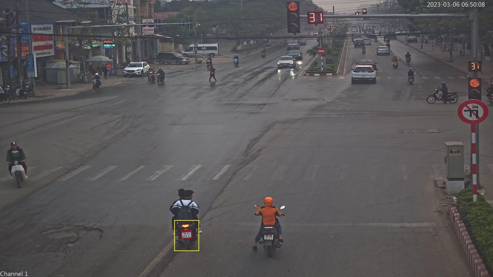 Xe mô tô biển số 98B3-889.34 vi phạm vượt đèn đỏ, không đôi mũ bảo hiểm tại ngã tư Xương Giang - Quang Trung - Vương Văn Trà lúc 6h50. Ảnh: Cắt từ clip