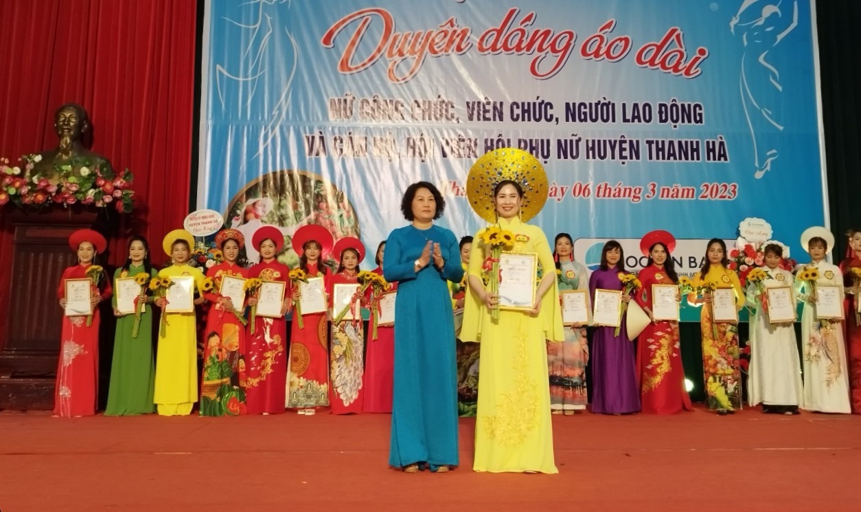 Bà Ngô Thị Thanh Hòa, Chủ tịch LĐLĐ tỉnh trao giải nhất cho thí sinh.