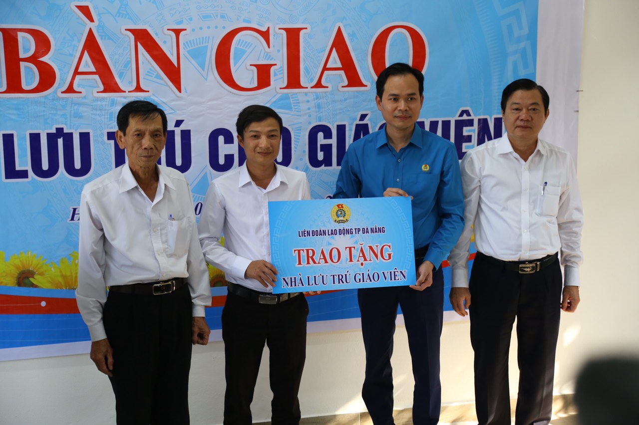 Liên đoàn Lao động thành phố bàn giao công trình cho Phòng Giáo dục huyện Hòa Vang. Ảnh: Văn Trực