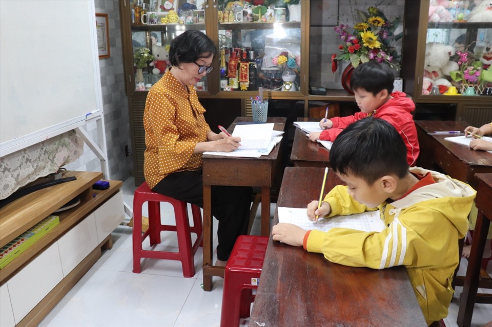 Hai em học trò Đức Mỹ và Hoàng Phúc đã nhận được sự giúp đỡ của cô Đào Thị Nhung suốt 3 năm liền. Ảnh: Nguyễn Linh