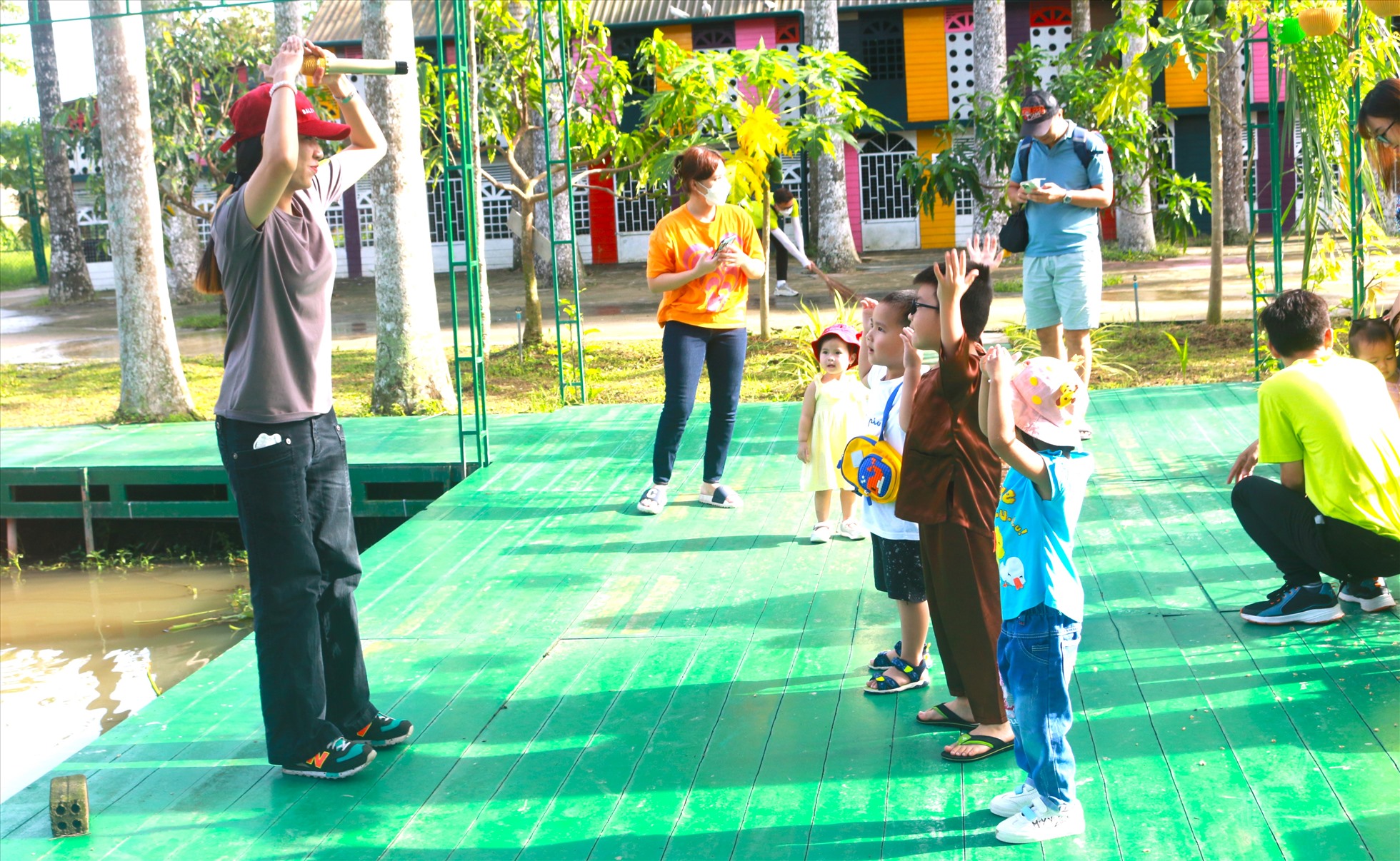 Theo chia sẻ của chị Sương, trên khu đất có diện tích khoảng 7ha của Bảo Gia Farm là một nông trại xanh mướt, được chia thành nhiều khu theo các chủ đề khác nhau, tạo cảm giác thân thuộc và bình yên, tách biệt hoàn toàn chốn thành phố ồn ào, tấp nập.