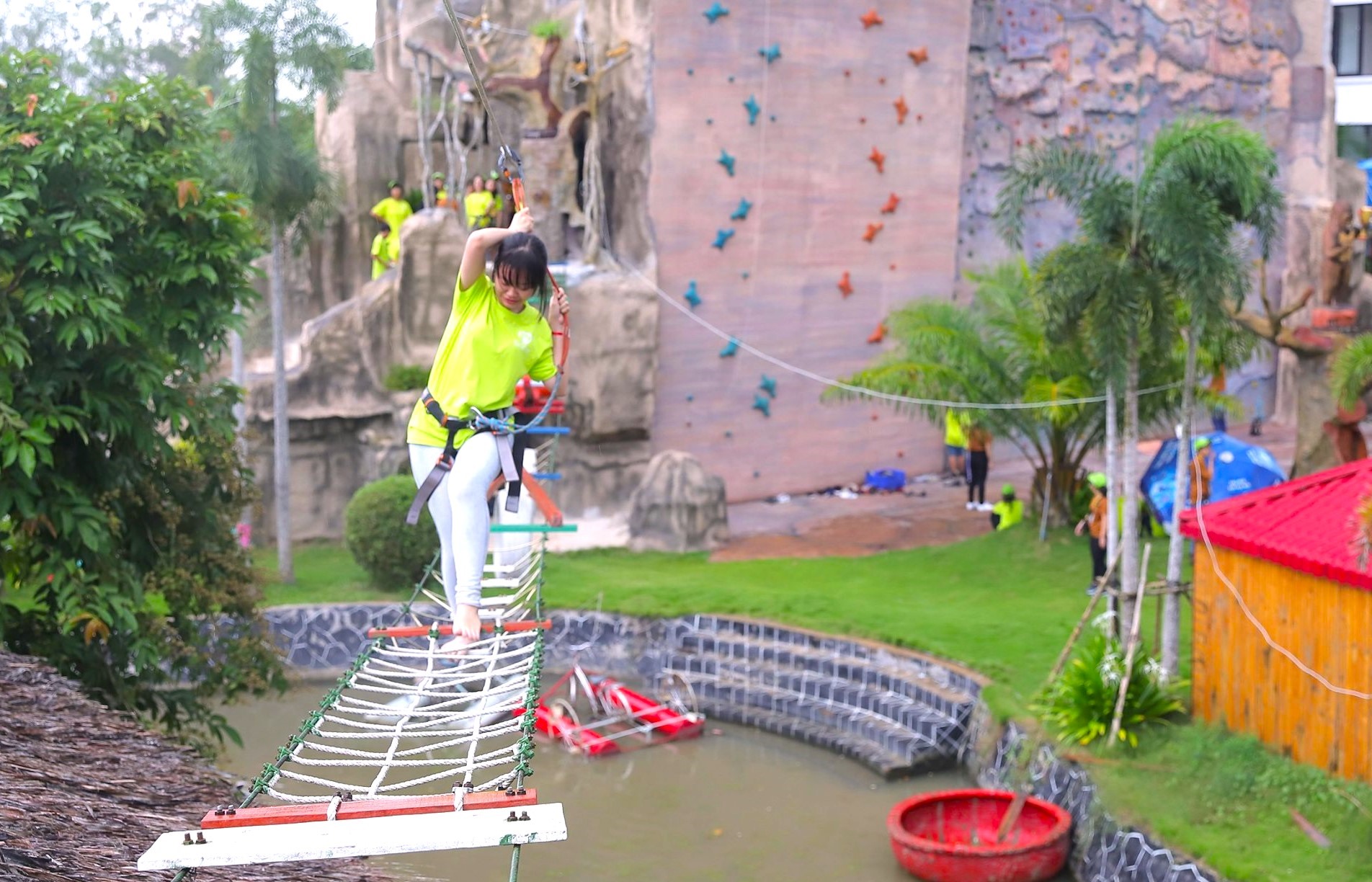 Đến với Bảo Gia Farm, những phụ huynh và các bé sẽ được hòa mình vào thiên nhiên tươi mát, tìm hiểu quy trình sản xuất hữu cơ và vòng tròn canh tác nông nghiệp bền vững, tham quan nông trại bằng xe công nông, trải nghiệm một ngày làm nông dân để thu hoạch rau hữu cơ ngay tại vườn, tự tay chăm sóc và vui đùa cùng những vật nuôi đáng yêu…cùng nhiều hoạt động tham quan trải nghiệm thực tế thú vị và ý nghĩa khác.