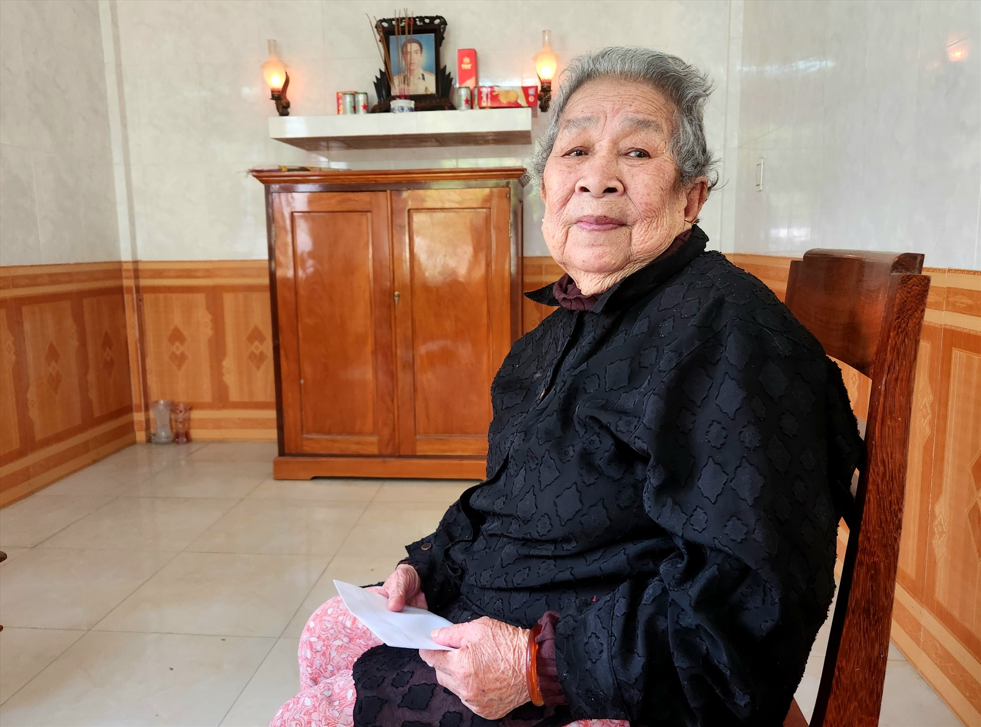 Mẹ Đức xúc động khi hồi tưởng về những câu chuyện về người con liệt sỹ Trần Văn Phương. Ảnh: Lê Phi Long