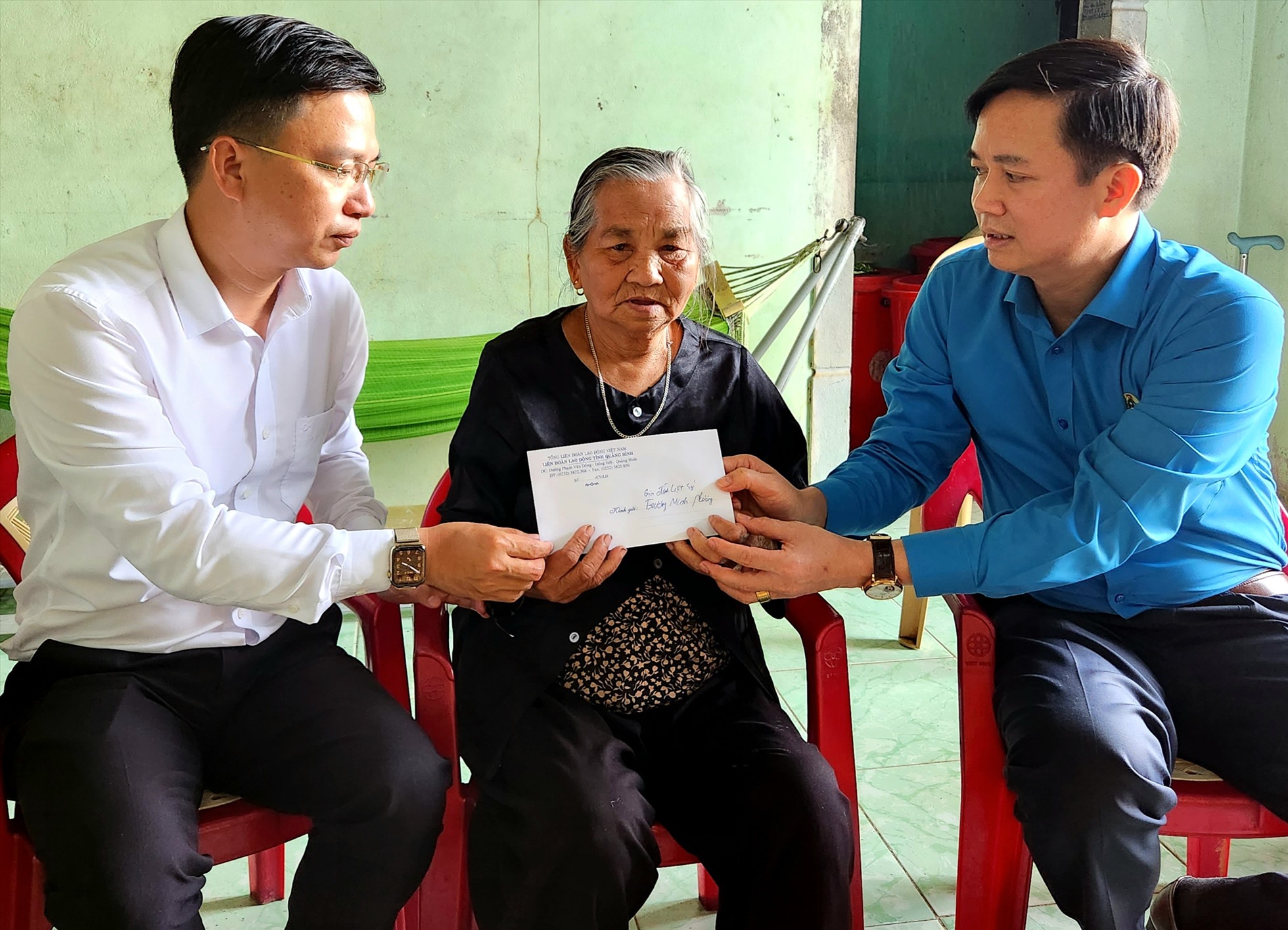 Đại diện Quỹ XHTT Tấm lòng vàng và lãnh đạo LĐLĐ Quảng Bình trao hỗ trợ cho mẹ Trương Thị Bảo. Ảnh: Đức Tuấn