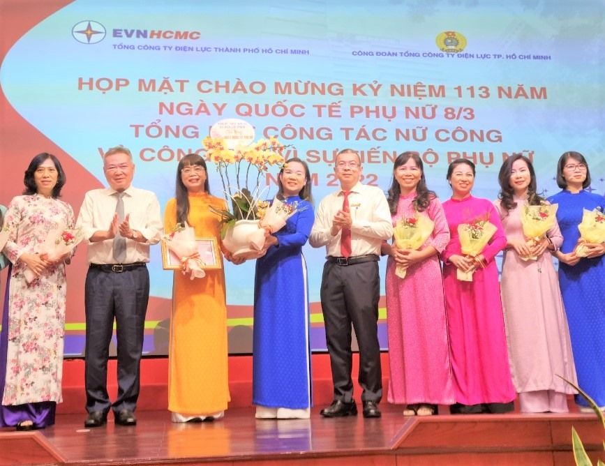 Lãnh đạo EVNHCMC tặng hoa chúc mừng nữ CNVCLĐ trong đơn vị nhân kỷ niệm 113 năm Ngày Quốc tế Phụ nữ. Ảnh: Nam Dương