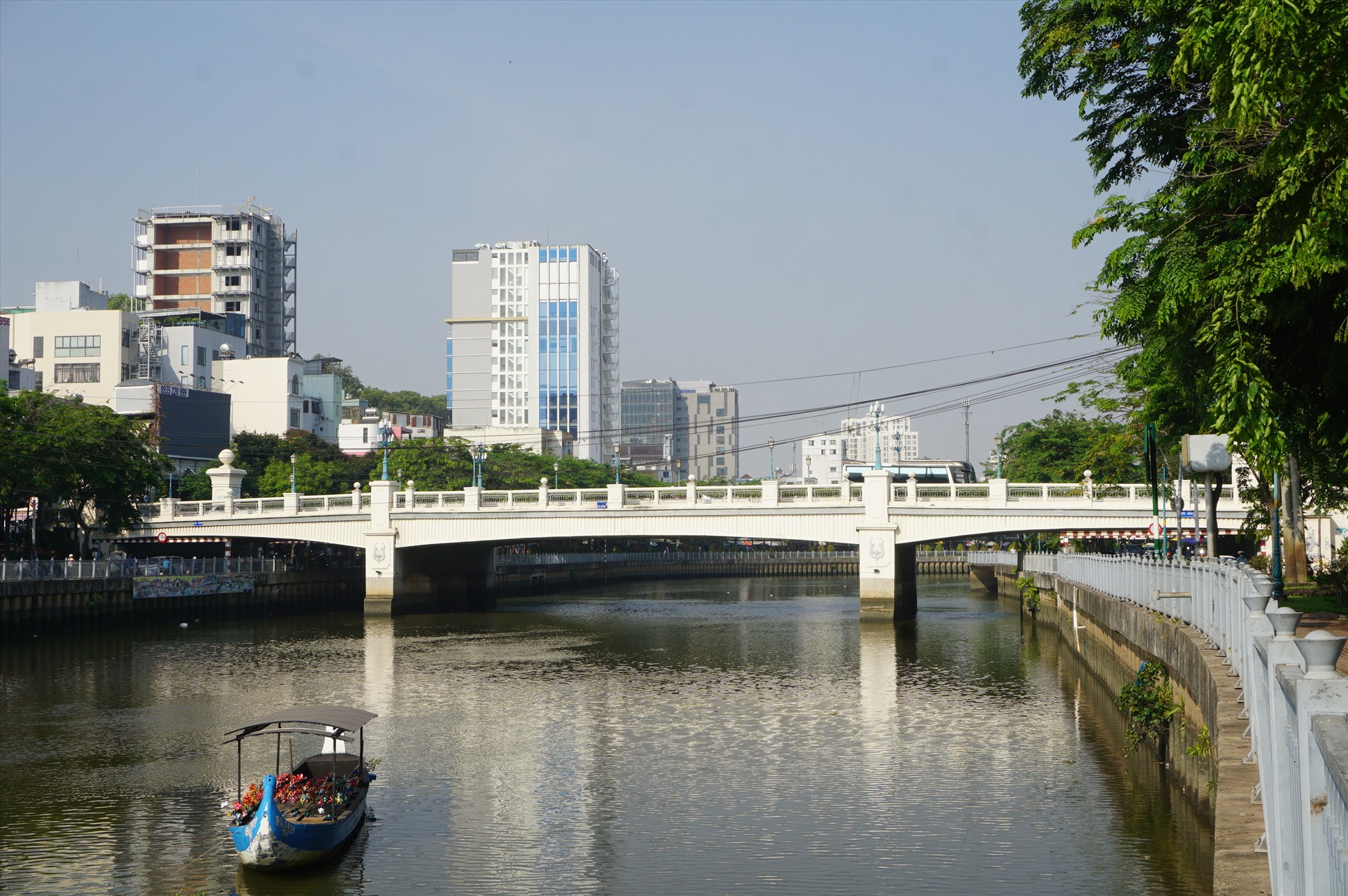 Cầu Bông trên kênh Nhiêu Lộc - Thị Nghè được xây mới nhưng tĩnh không cũng thấp.  Ảnh: Minh Quân