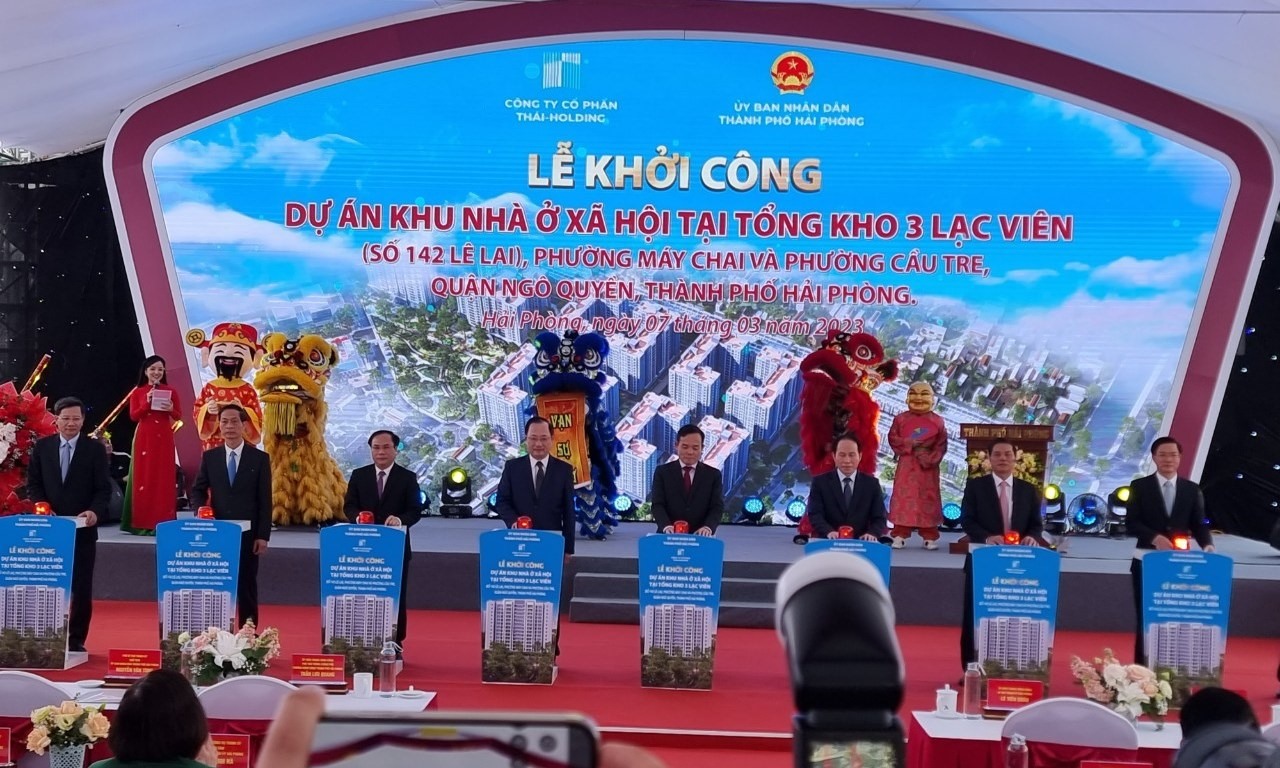 Phó Thủ tướng Trần Lưu Quang cùng các đại biểu bấm nút khởi công xây dựng dự án. Ảnh: Minh Lý
