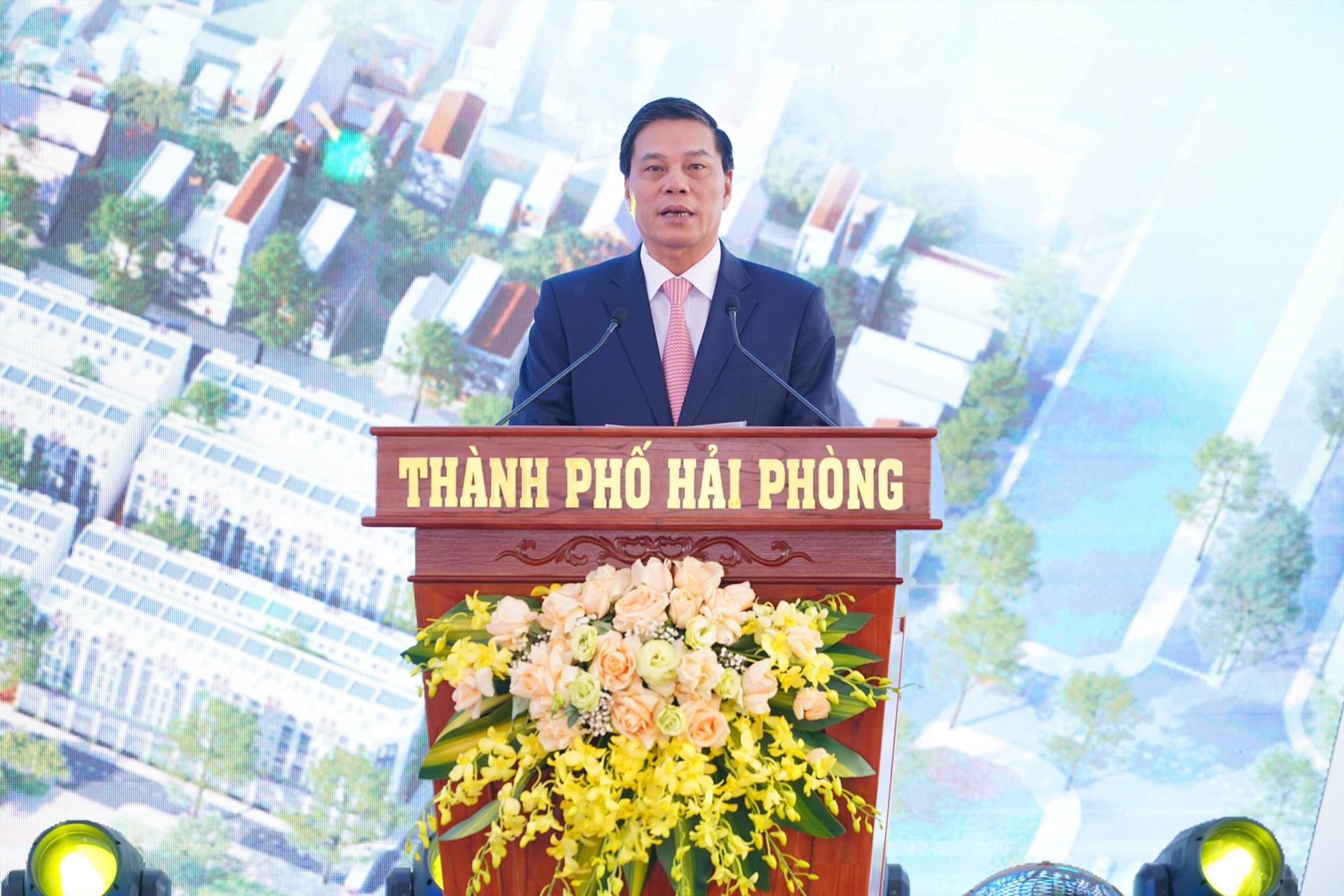 Chủ tịch UBND TP Hải Phòng Nguyễn Văn Tùng phát biểu tại lễ khởi công xây dựng khu nhà ở xã hội tại Kho 3 Lạc Viên, quận Ngô Quyền. Ảnh: