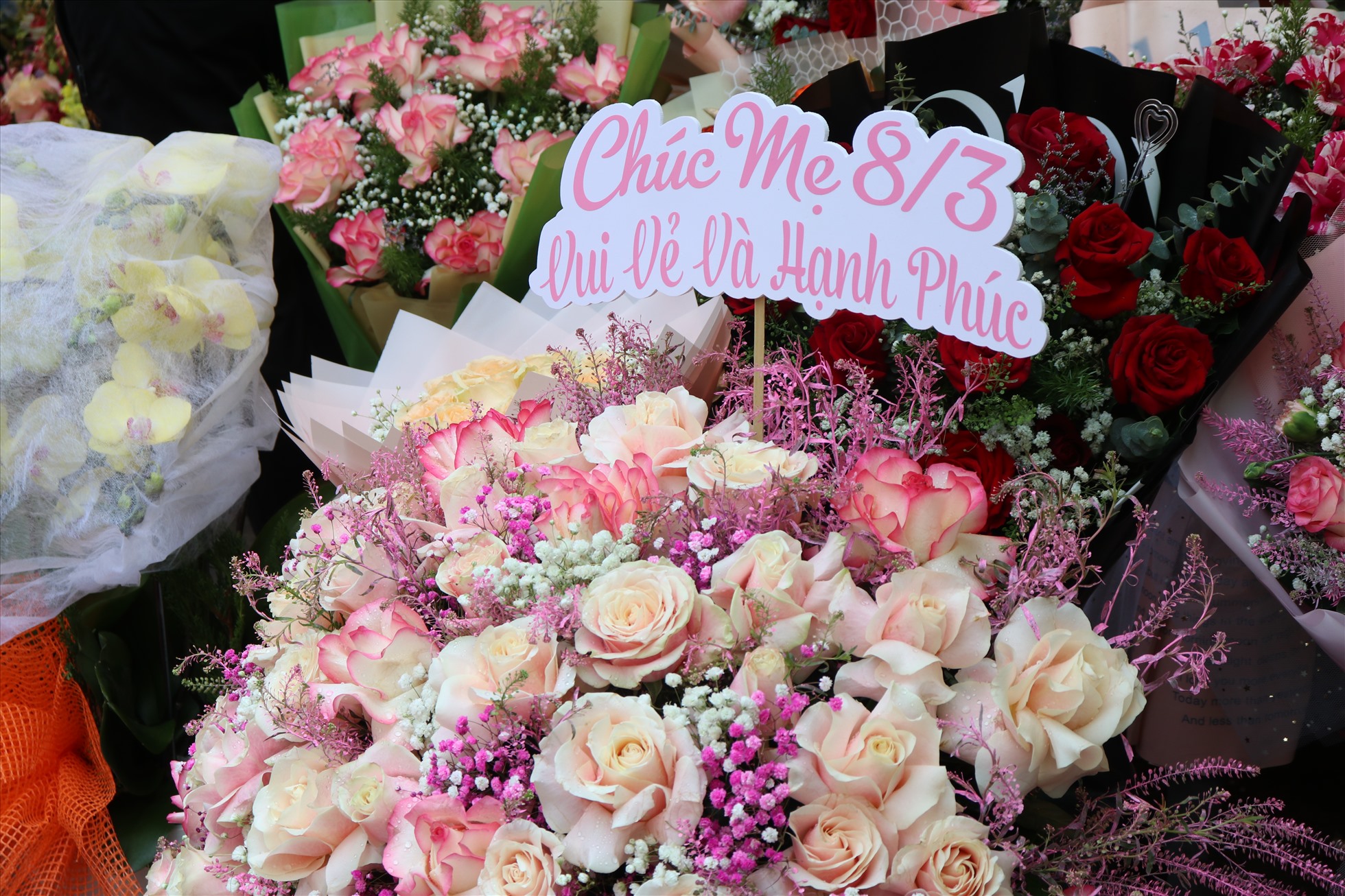 Cũng trong dịp này, nhiều cửa hàng hoa tươi cũng tung các sản phẩm theo chủ đề Quốc tế Phụ nữ như bó hoa hình trái tim, bó hoa đính kèm lời chúc… để phục vụ nhu cầu khách hàng ngày lễ. Ảnh: Việt Phong