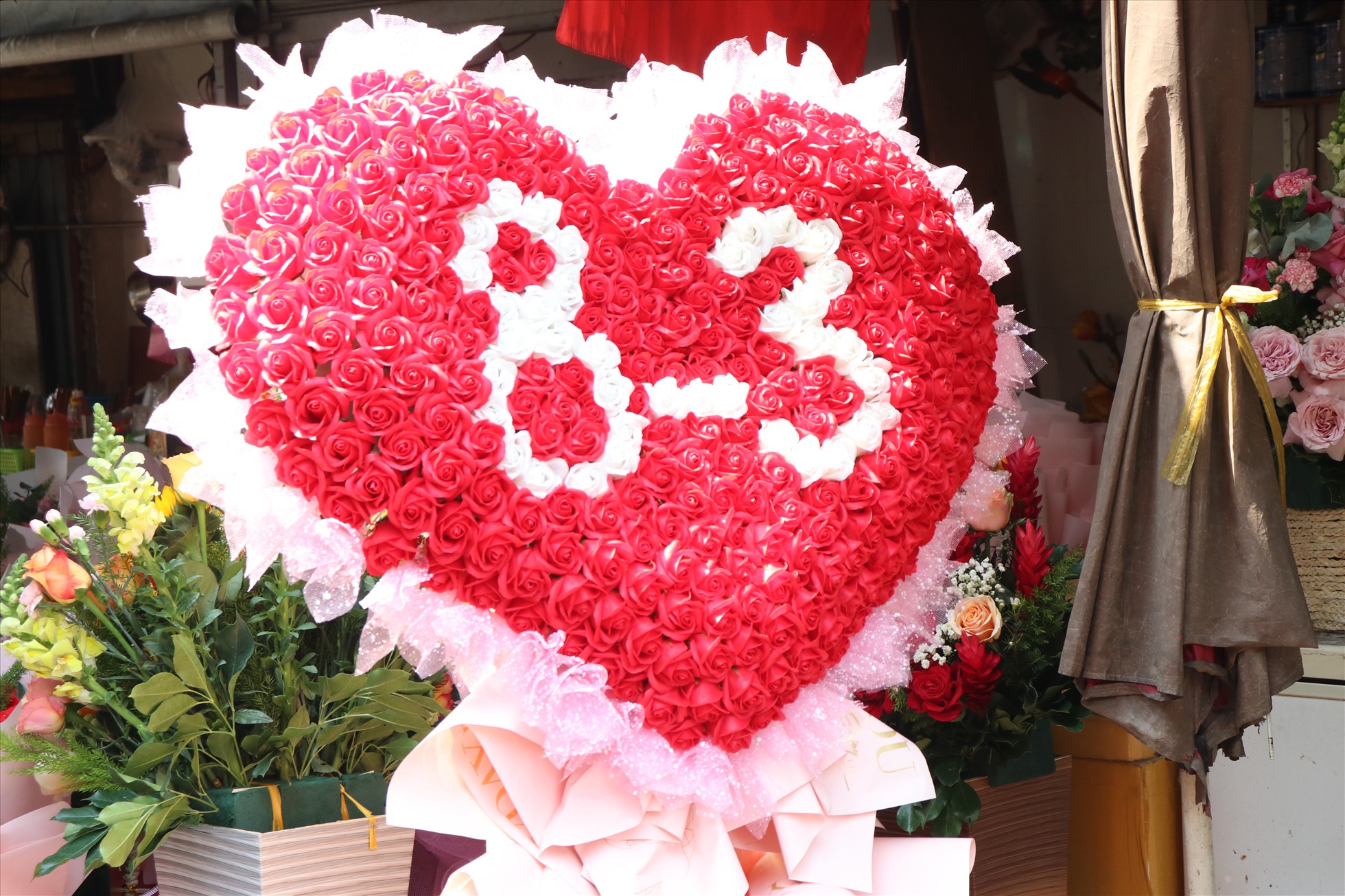 Cũng trong dịp này, nhiều cửa hàng hoa tươi cũng tung các sản phẩm theo chủ đề Quốc tế Phụ nữ như bó hoa hình trái tim, bó hoa đính kèm lời chúc… để phục vụ nhu cầu khách hàng ngày lễ. Ảnh: Việt Phong
