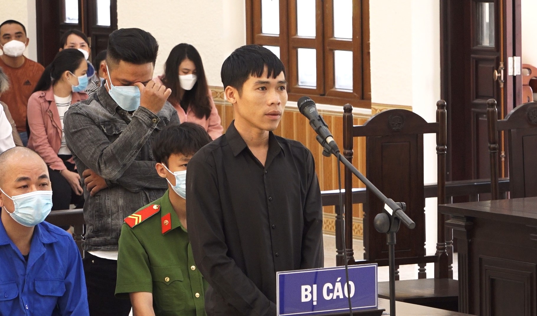 Bị cáo Trần Quốc Phong trả lời hội đồng xét xử. Ảnh: Duy Tuấn