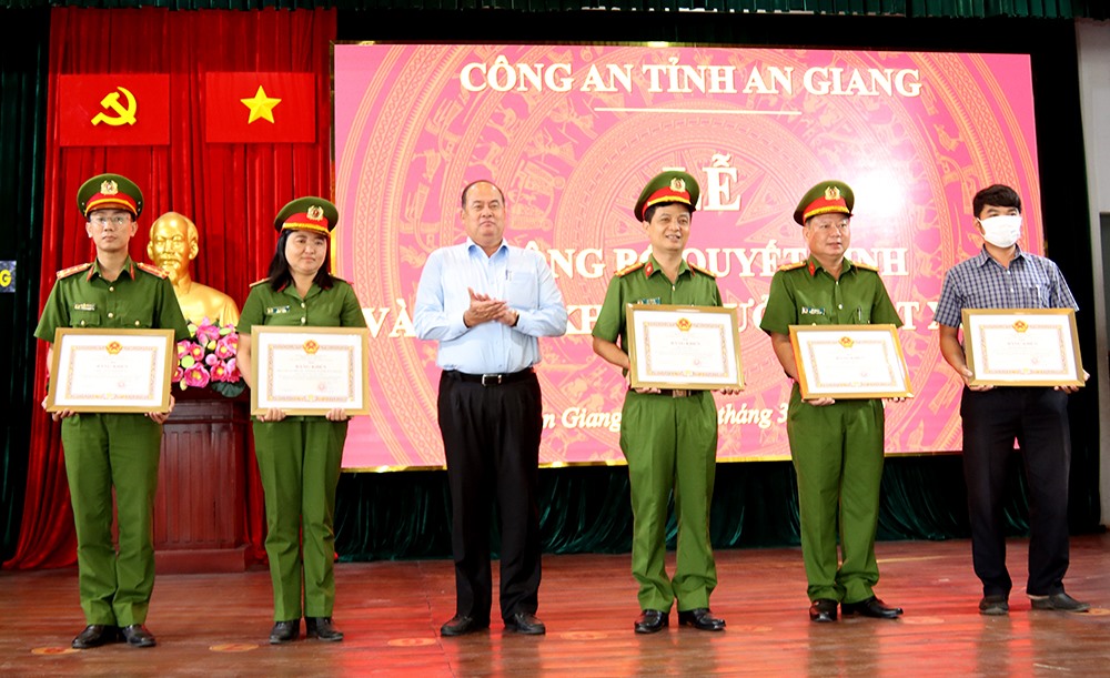 Chủ tịch UBND tỉnh An Giang Nguyễn Thanh Bình trao thưởng cho các tập thể, cá nhân có thành tích xuất sắc. Ảnh: Nghiêm Túc