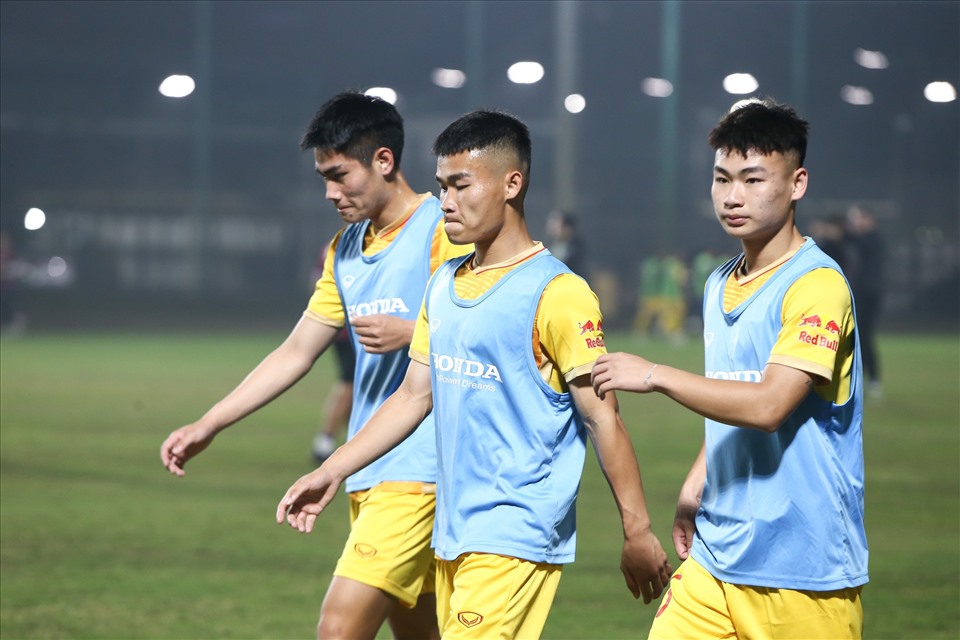 Tiền vệ Nguyễn Văn Tùng (giữa) và các đồng đội chia tay U23 Việt Nam trở về câu lạc bộ chủ quản. Ảnh: Minh Quân