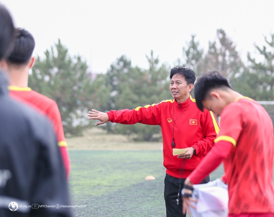 Huấn luyện viên Hoàng Anh Tuấn và các học trò không chủ trương cầu hoà ở trận đấu quan trọng. Ảnh: VFF