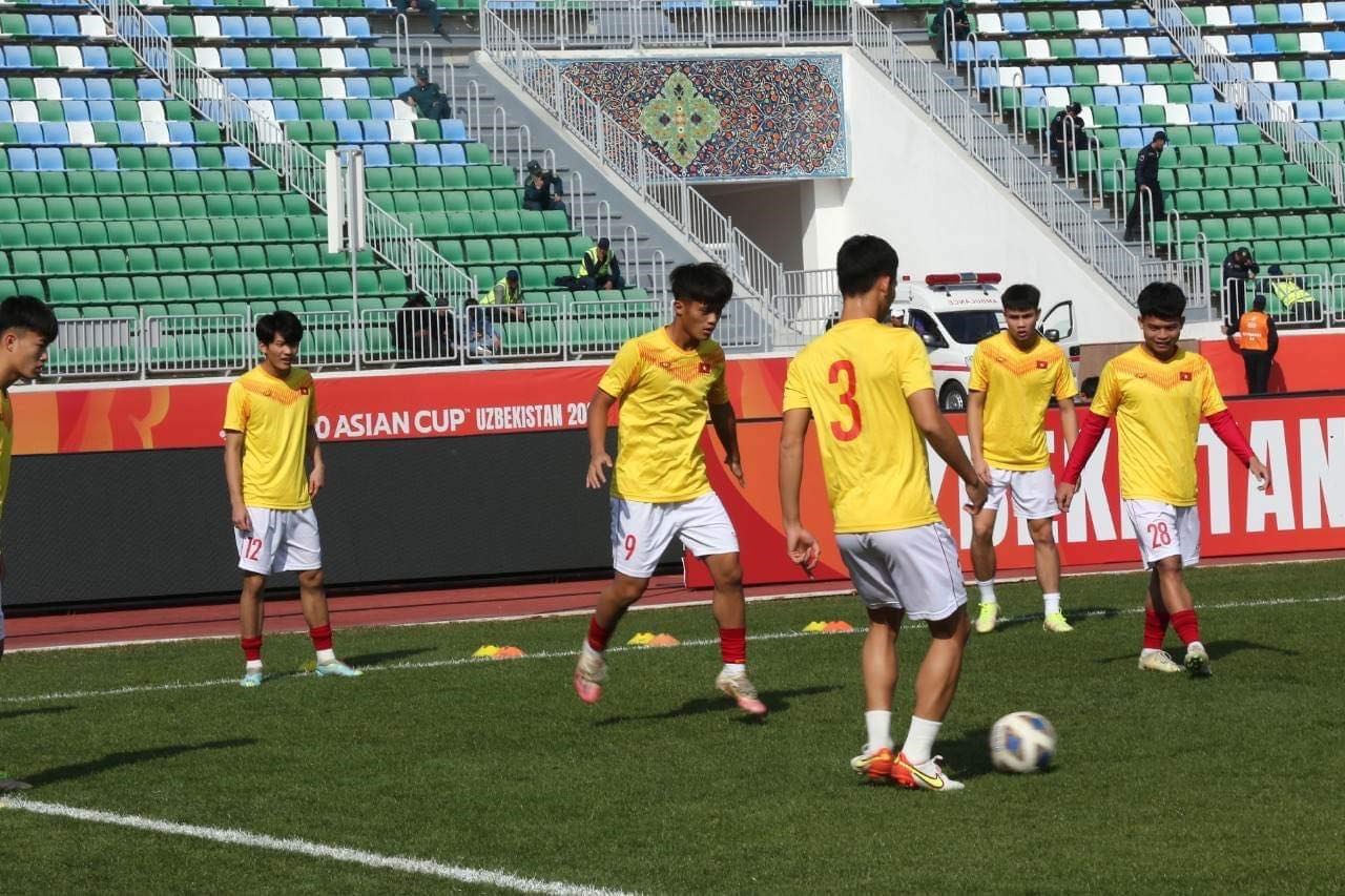 U20 Việt Nam khởi động trước trận đấu. Ảnh: VFF
