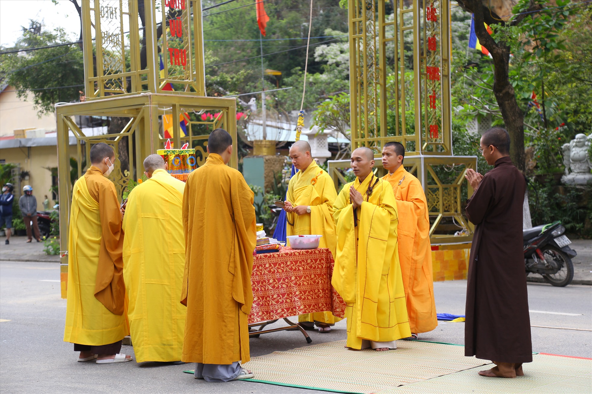 Trước ngày diễn ra lễ hội, các sư thầy thực hiện một khoá lễ ngắn ngay trước cổng chùa.