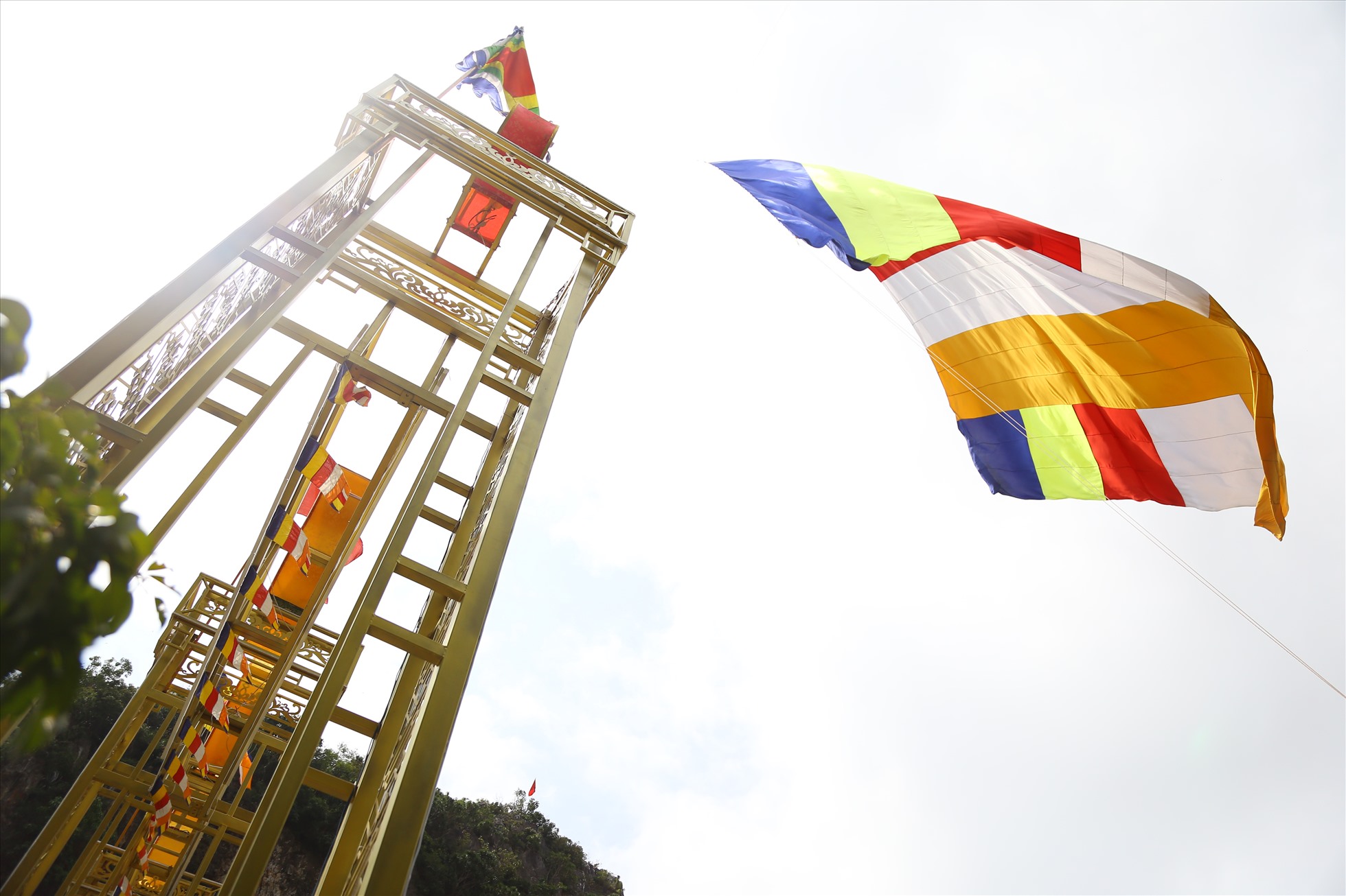 Lá cờ Phật giáo được ban tổ chức treo tại cổng dẫn vào lễ hội vào sáng ngày 7.3.