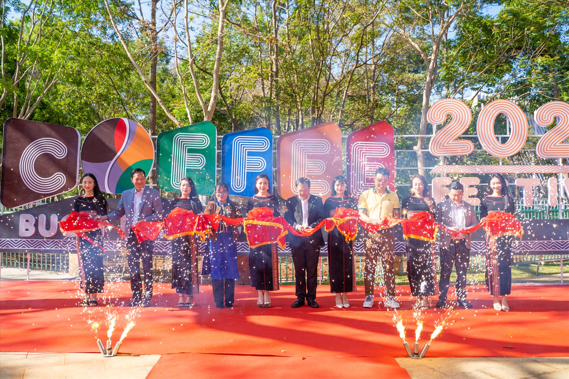 Cắt băng khánh thành điểm check-in ở đường Phan Đình Giót. Ảnh: Bảo Trung