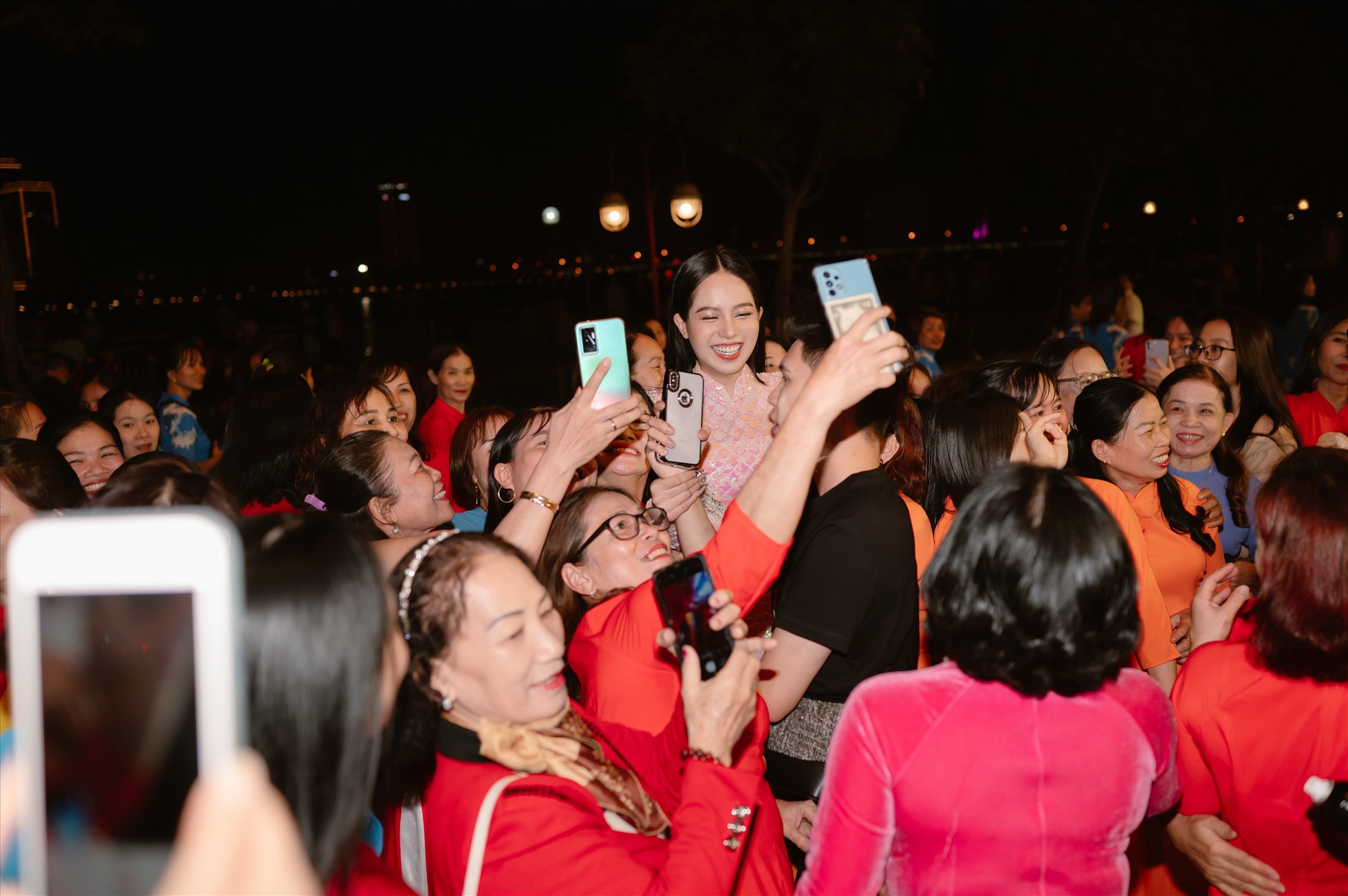 Cuối chương trình, Hoa hậu Thanh Thủy được đông đảo các chị em phụ nữ và người dân vây quanh. Nàng hậu sinh năm 2002 thân thiện chụp hình và ký tặng mọi người.