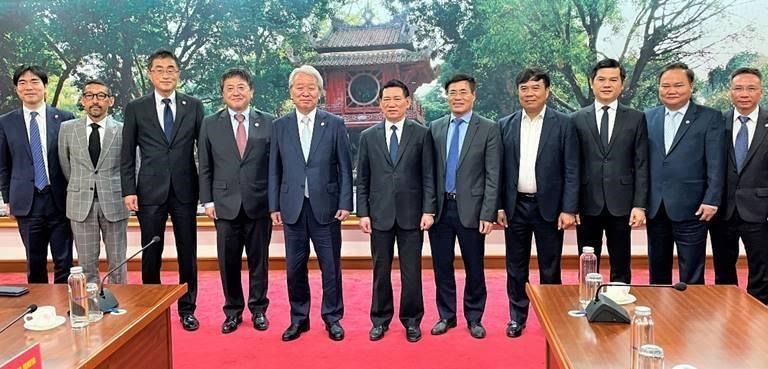 Chủ tịch JICA - ông Tanaka Akihiko (thứ 5 từ trái sang) chụp ảnh với Bộ trưởng Bộ Tài chính Hồ Đức Phớc (thứ 6 từ trái sang) sau buổi hội đàm. Ảnh: JICA