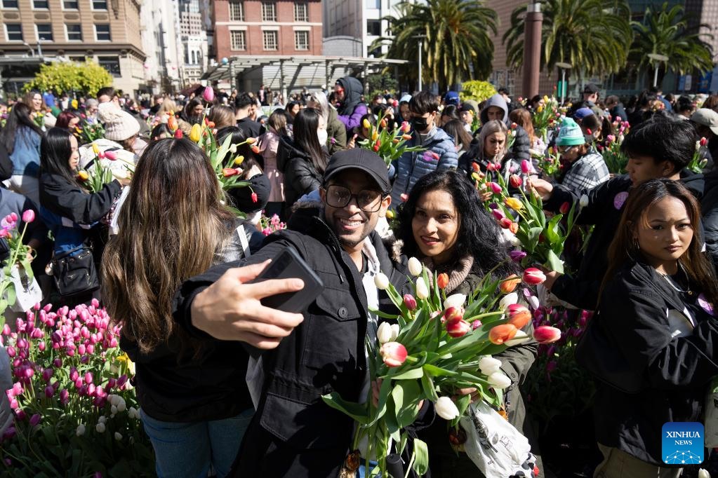 Người dân và du khách chụp ảnh cùng hoa tulip tại buổi trình diễn hoa tulip chào mừng Ngày Quốc tế Phụ nữ ở Los Angeles, Mỹ, ngày 4.3.2023. Ảnh: Xinhua