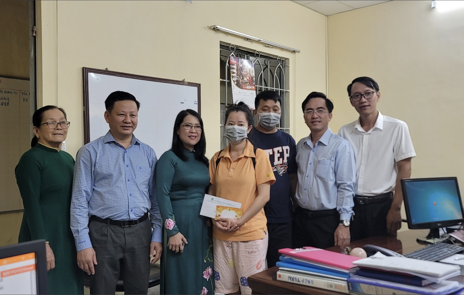 Ban thường vụ LĐLĐ tỉnh Đồng Nai đã trực tiếp thăm hỏi, hỗ trợ, động viên nữ lao động Nguyễn Thị Anh Thư. Ảnh: Hà Anh Chiến