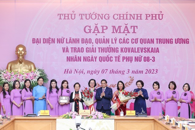 Thủ tướng Phạm Minh Chính và nguyên Chủ tịch nước Nguyễn Thị Doan, Chủ tịch Hội đồng Giải thưởng Kovalevskaia trao giải thưởng Kovalevskaia năm 2022 cho các nhà khoa học có những công trình nghiên cứu khoa học xuất sắc. Ảnh: VGP/Nhật Bắc