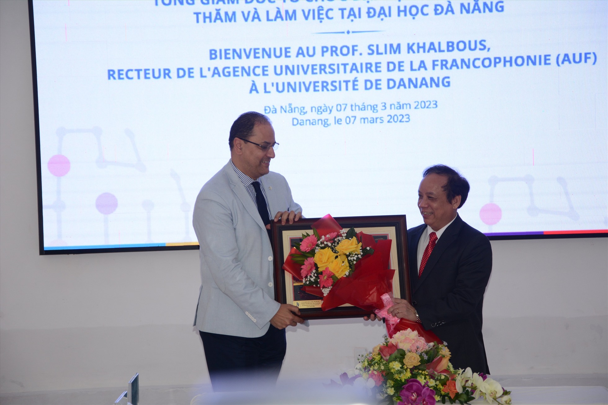 Phái đoàn cấp cao của Tổ chức Đại học Pháp ngữ làm việc với Đại học Đà Nẵng. Ảnh: Văn Dũng