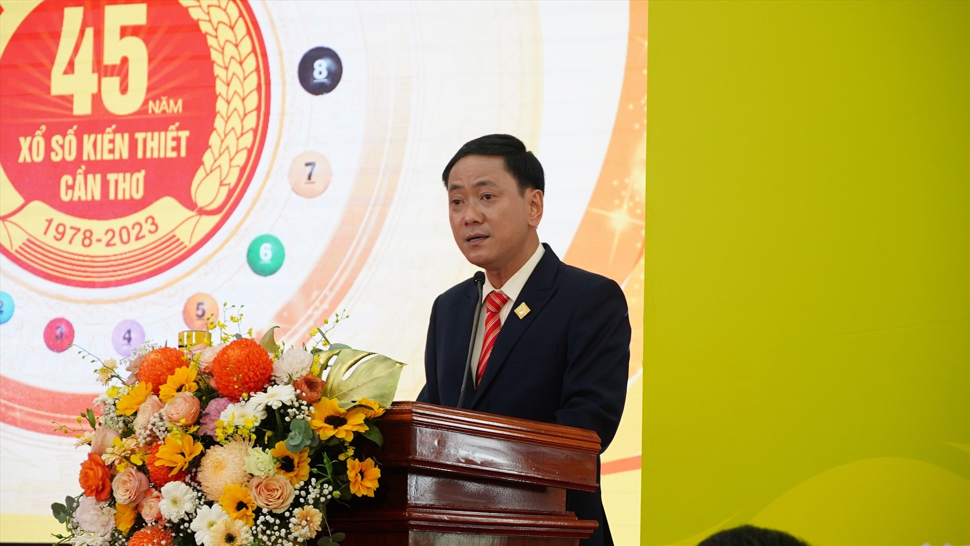 Ông Trần Minh Tâm - Chủ tịch Công ty TNHH Nhà nước MTV Xổ số kiến thiết Cần Thơ báo cáo quá trình hoạt động cũng như phát triển. Ảnh: Tạ Quang