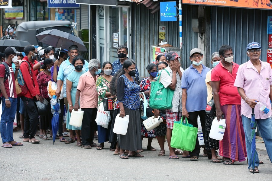 Người dân xếp hàng mua xăng ở Colombo, Sri Lanka, ngày 17.6..2022. Ảnh: Xinhua