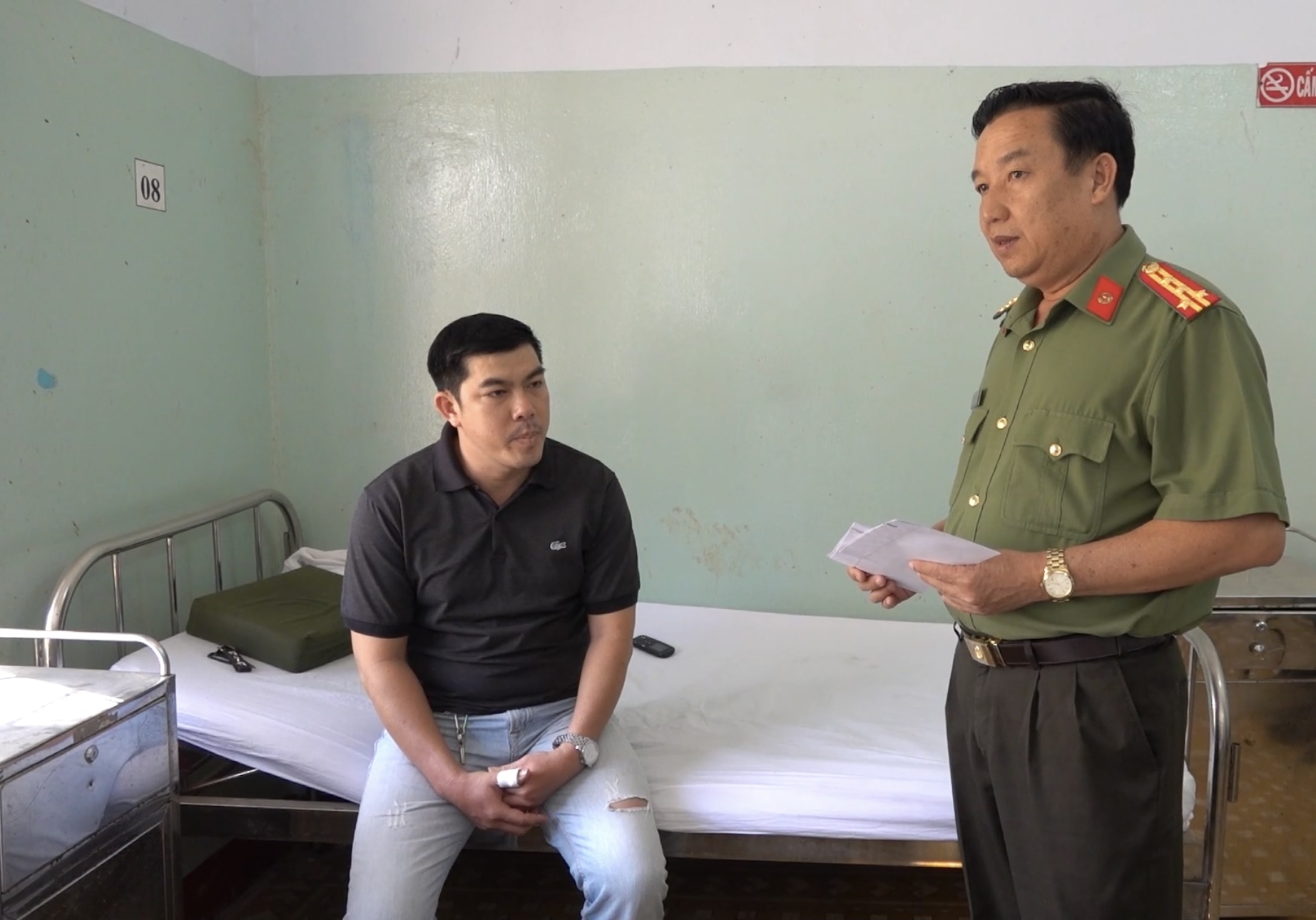 Ngoài thăm hỏi, đại diện Ban Giám đốc Công an tỉnh Bình Thuận còn tặng quà và động viên 2 chiến sĩ. Ảnh: Phạm Duy