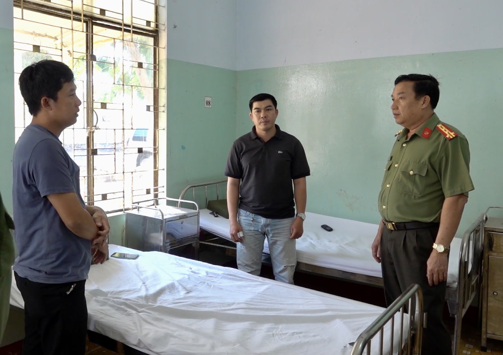 Đại tá Trần Văn Mười, Phó Giám đốc Công an tỉnh Bình Thuận đến thăm 2 chiến sĩ công an bị thương. Ảnh: Phạm Duy