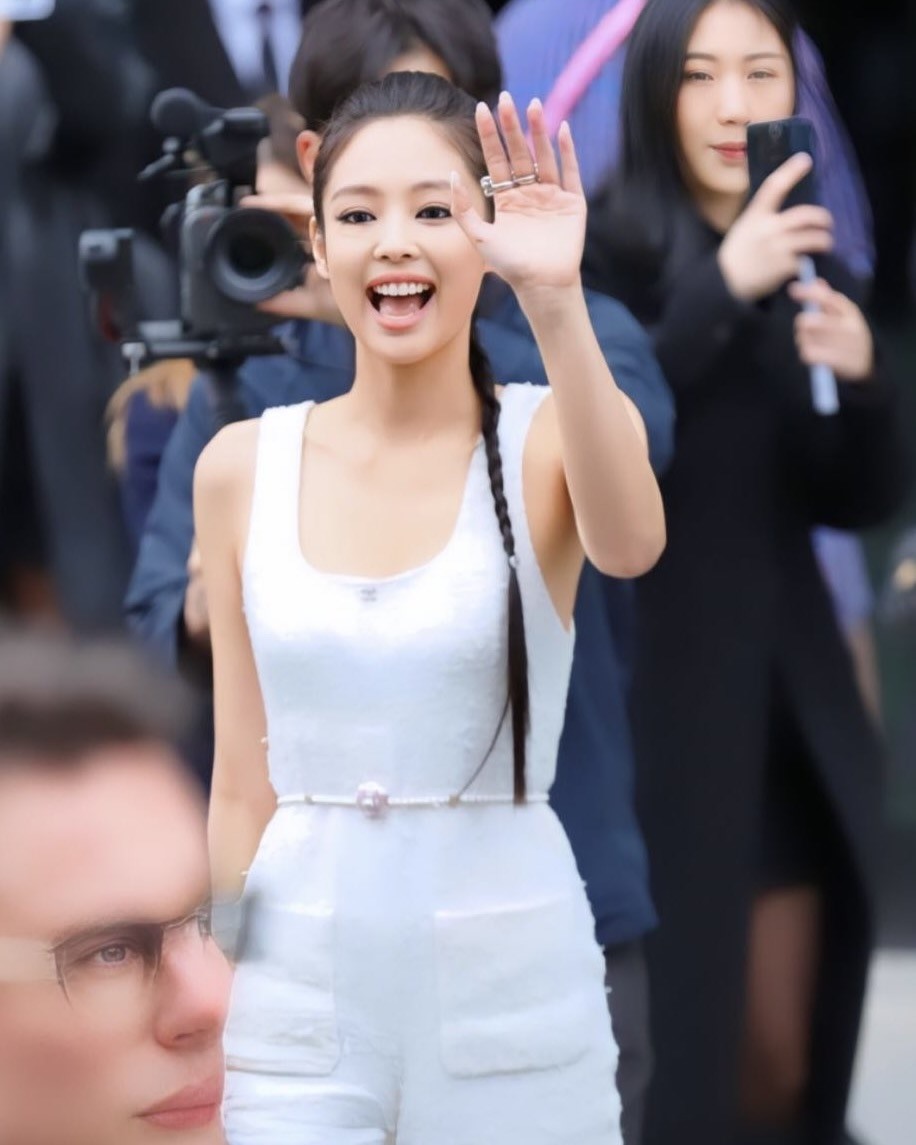 Kiểm chứng nhan sắc thật của Jennie ở Fashion Week Ống kính tử thần của  phóng viên quốc tế đến ảnh hậu trường dìm nổi không  GUUvn