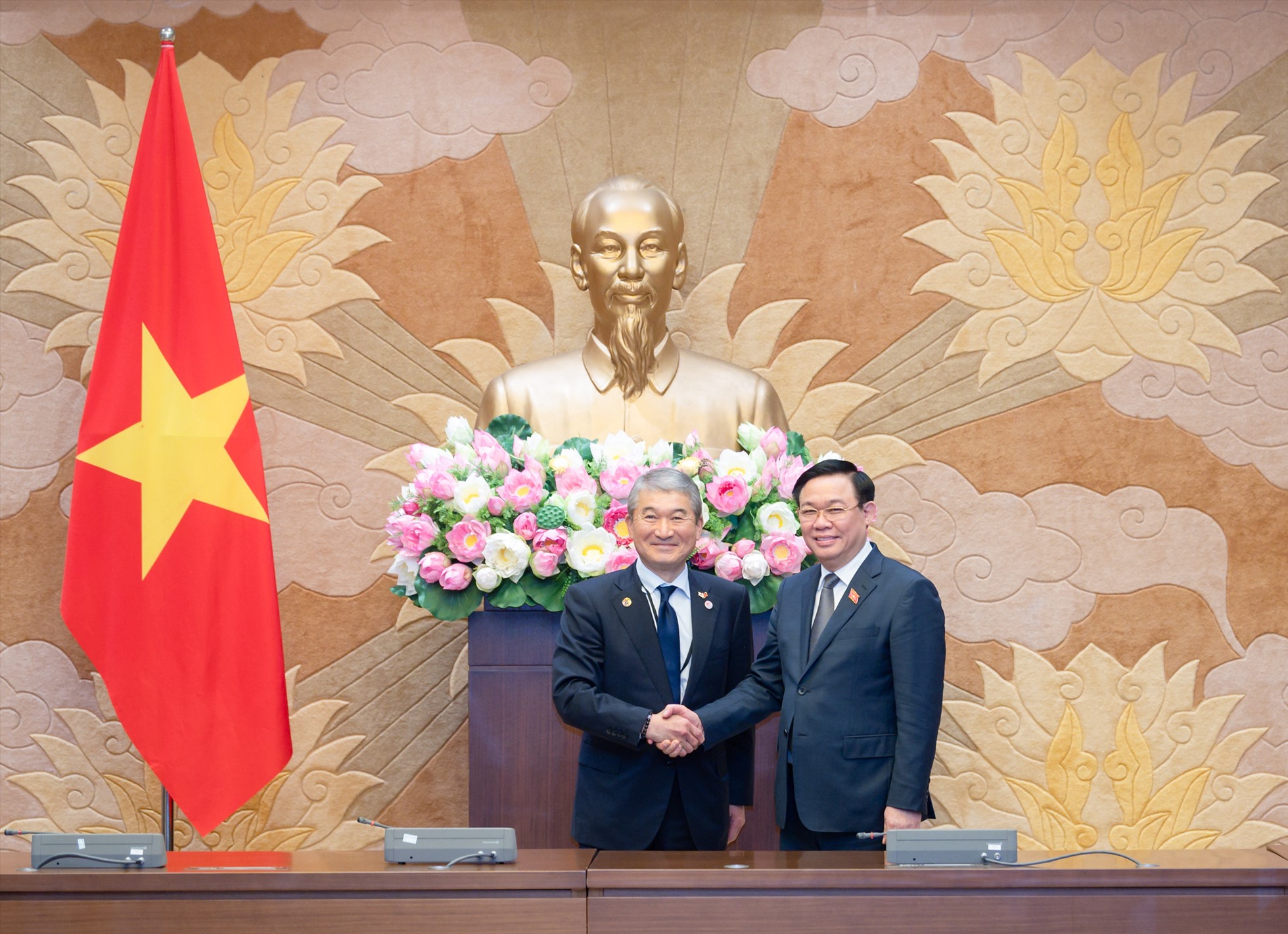 Chủ tịch Quốc hội Vương Đình Huệ cùng Chủ tịch Ủy ban Kinh tế Nhật-Việt của KEIDANREN Ichikawa Hideo. Ảnh: Quochoi.vn