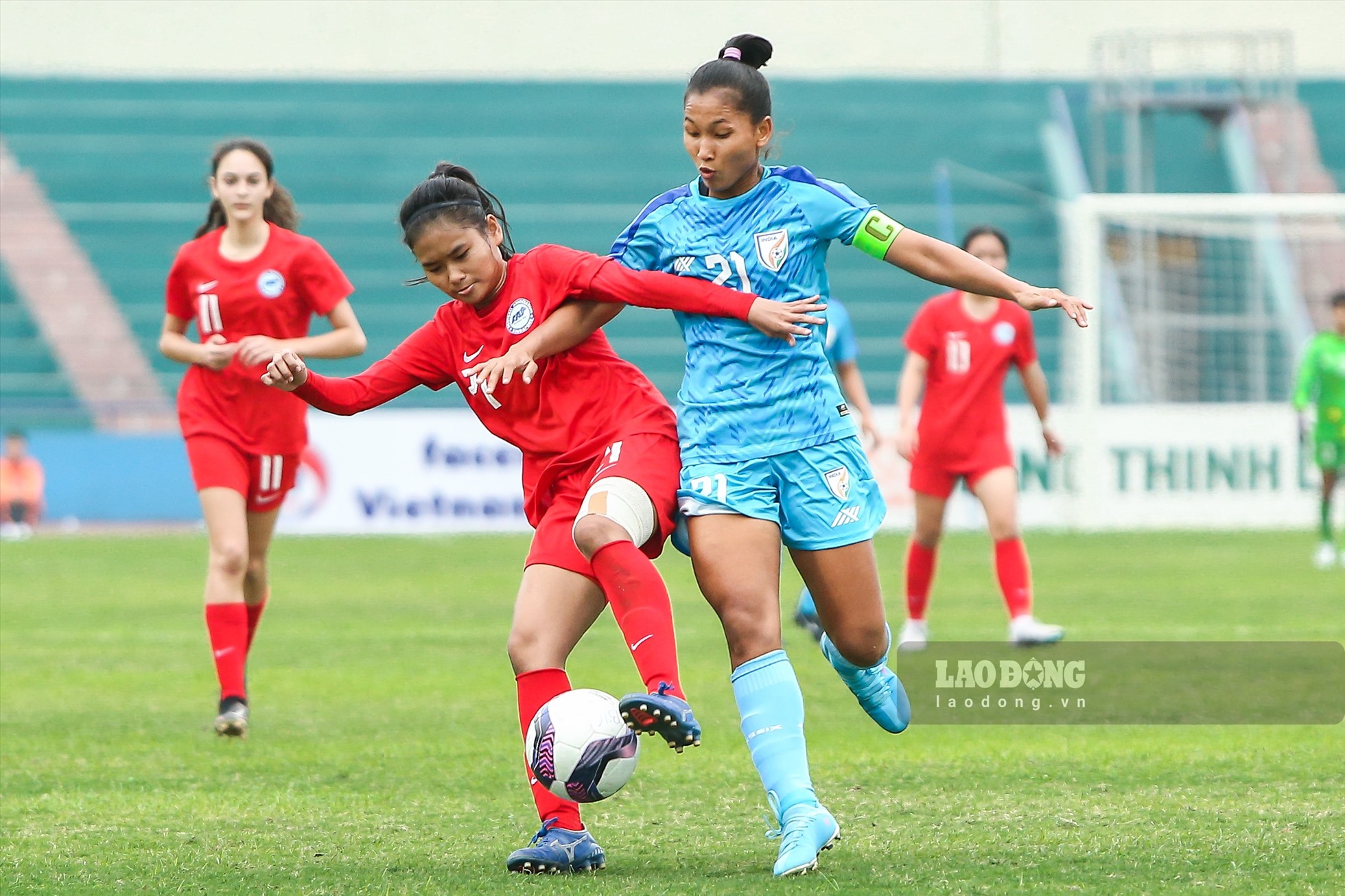 U20 nữ Ấn Độ (xanh) áp đảo thế trận và giành chiến thắng 7-0 trước U20 nữ Singapore. Ảnh: Minh Quân