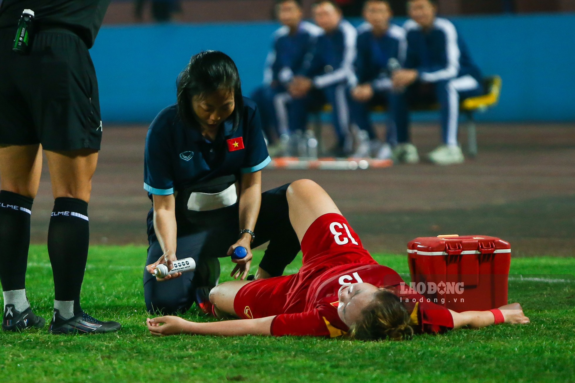 Những phút cuối trận, cầu thủ vào sân thay người Hồng Như Hoa va chạm mạnh với cầu thủ đội bạn.