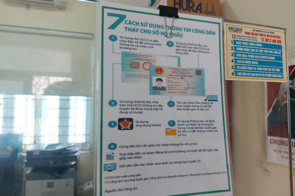 Tại Bộ phận một cửa ở thị trấn Lộc Hà có dán quy trình 7 bước khai thác thông tin công dân khi bỏ hộ khẩu. Ảnh: Trần Tuấn.